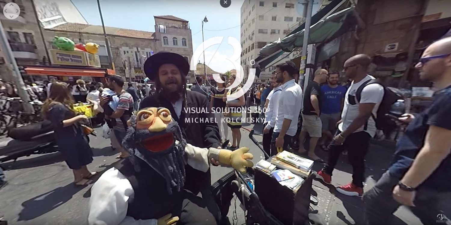 Jerusalem Market ¨Mahane-Yehuda¨ Rabbi puppet show at friday afternoon 2016