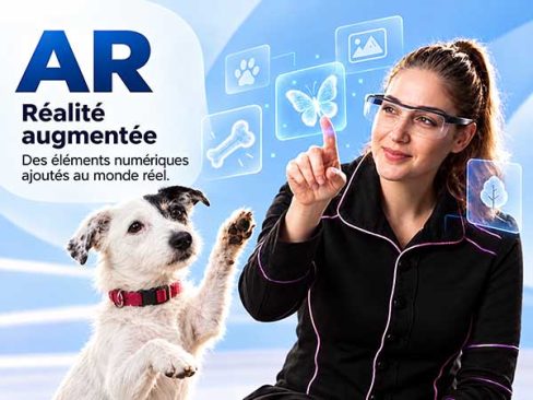 Une femme utilise des lunettes de réalité augmentée AR pendant que son chien essaie d'attraper un os virtuel affiché dans l'espace réel.